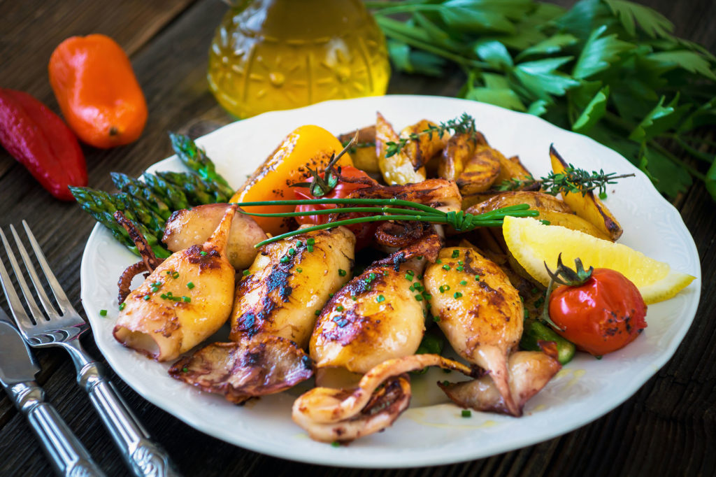 Gegrillter Tintenfische mit Spargel und Kartoffeln - Daniel Vincek Adobe Stock (1)