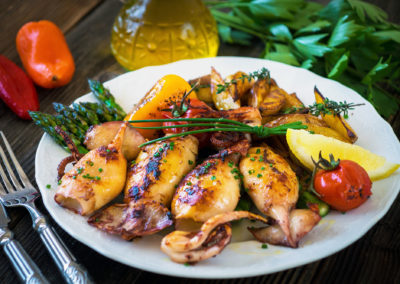 Gegrillter Tintenfische mit Spargel und Kartoffeln - Daniel Vincek Adobe Stock (1)